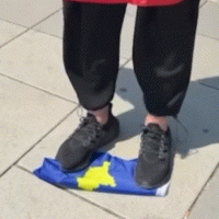 Skandaloze: Kështu përdhoset flamuri i Kosovës mids Prishtine