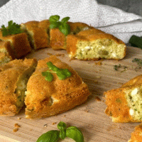 Recetë: Kek i kripur me ullinj dhe djathë të bardhë