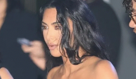 Kim Kardashian shokon me veshjen misterioze