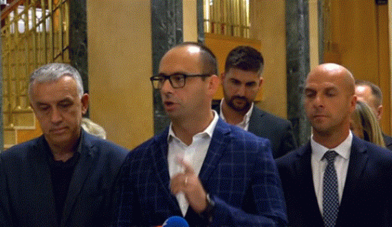 Përdorimi i shpeshtë i fjalës 'E pa pranueshme' dhe këmisha  e Listës Serbe që vështirë, por duhet ta heqim