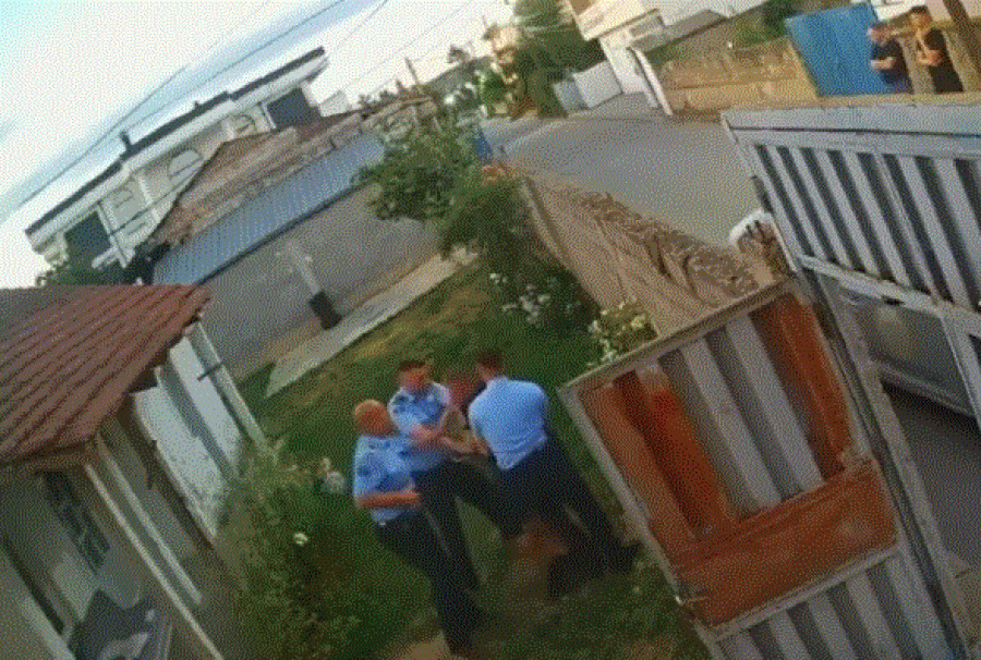 Shikoni policët e Kosovës si e rrahin brutalisht një qytetar 