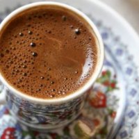 Llojet e ilaçeve që nuk duhet t’i pini kurrë me kafe