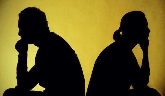 Faktorët që ju çojnë drejt divorcit dhe ju nuk e kuptoni
