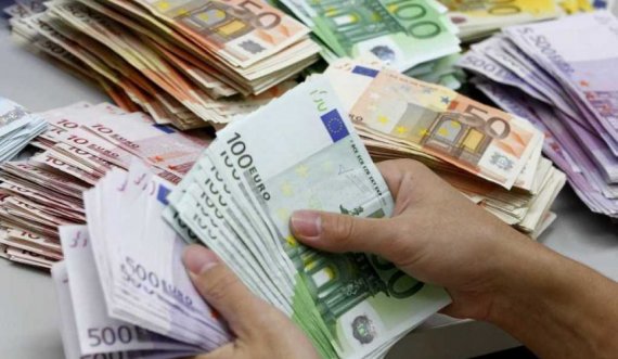 Lipjanasi ia kërkon të dashurës 70 mijë euro ose do t’ia shpërndajë fotot intime