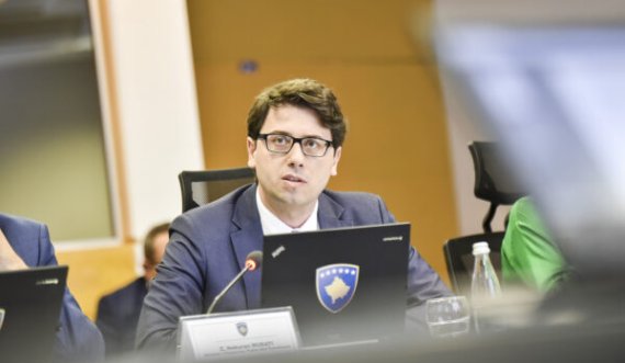 Ministri Murati publikon disa të dhëna rreth pagave në Kosovw në publik dhe privat, godet ish-qeveritë