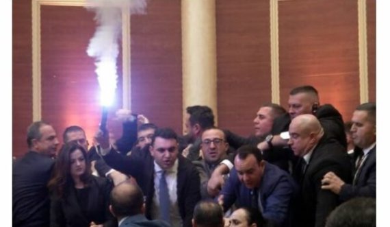 Opozita ndez flakadanë në Kuvendin e Shqipërisë