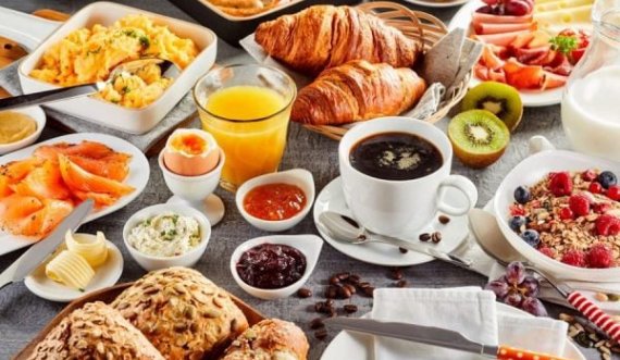 Njihuni me ushqimet që mund t’i hani pa shtuar në peshë