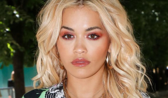 Rita Ora e ‘ndezë’ flakë Tik Tok-un