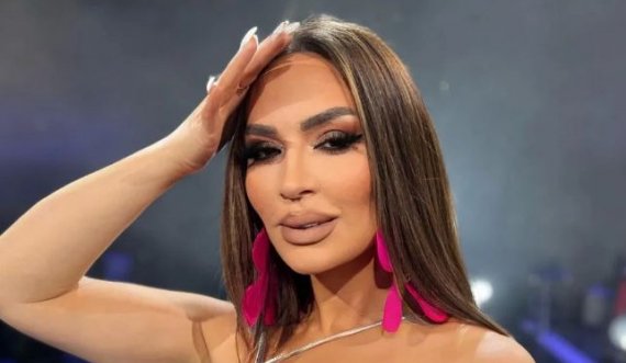 Rozana përplas kokën me xhamin