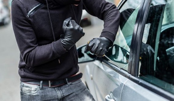Arrestohet hajni që thyente xhamat e veturave 