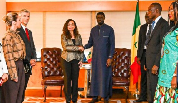 Vjosa Osmani takohet me presidentin e Senegalit