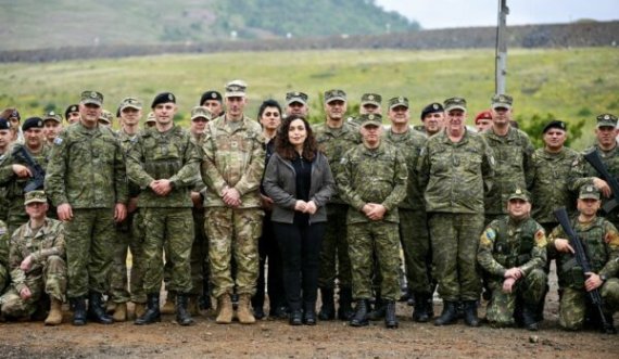 Vjosa Osmani iu shkon për vizitë ushtarëve të FSK’së dhe atyre amerikanë