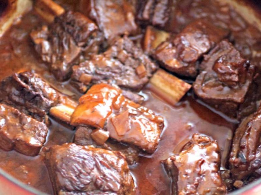 Recetë: Brinjë viçi të mbuluara me salcë