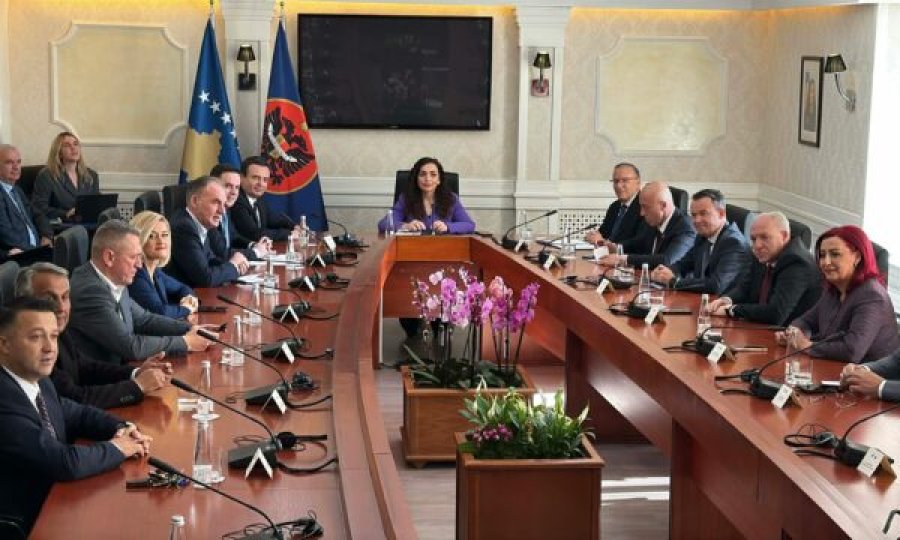 Ka përfunduar takimi mes presidentes Osmani dhe liderëve partiakë