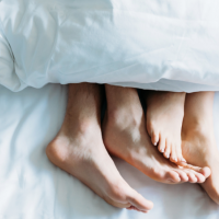 Pozicionet më të mira të seksit që është mirë t’i provuar gjatë valës së të nxehtit të verës